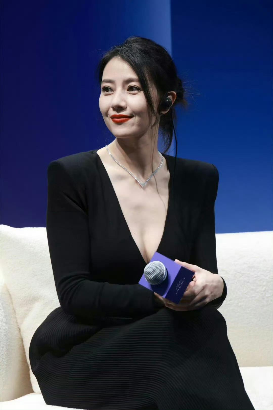 不扒不知道一扒吓一跳原来清纯女神高圆圆情史这么丰富。有五段感情三次插足？