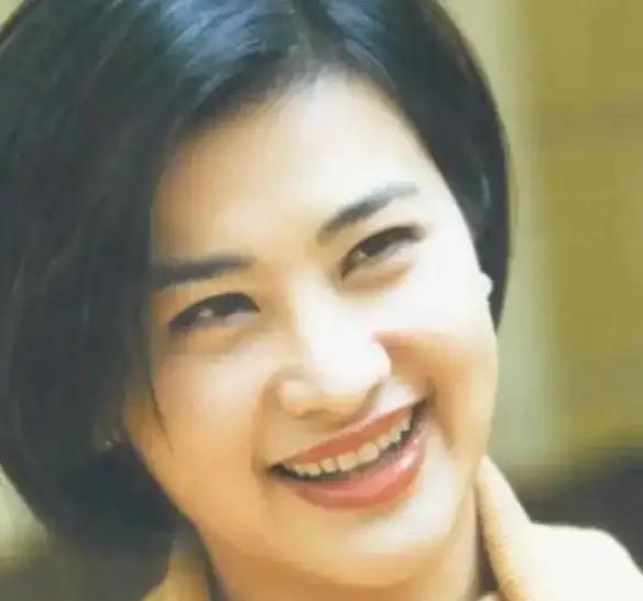 2000年，知名主持人吴小莉来到浙江，见到了自己同父异母的哥哥，她见哥哥家徒四壁