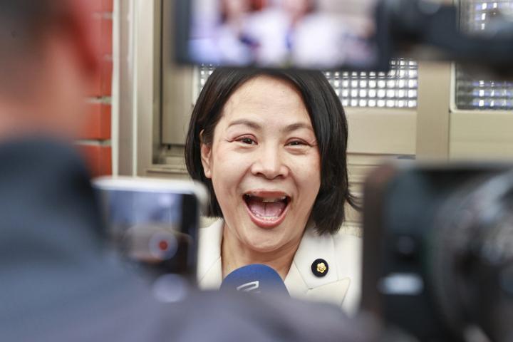 「谁想要我走谁买单！」李贞秀上绿媒怒骂黄国昌主导逼退：原本讲好做到8月梅花新