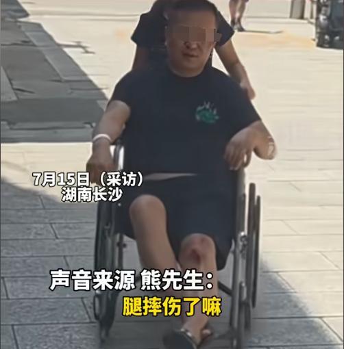 一男子摔伤腿住院，“学渣”女儿积极拿东西、换药水，“学霸”儿子在角落吃东西玩手机