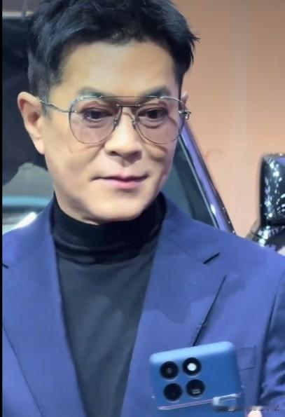 男神古天乐真实的状态，近日参加车展的古天乐，蓝色西装外套，内搭黑色高领毛衫，金边