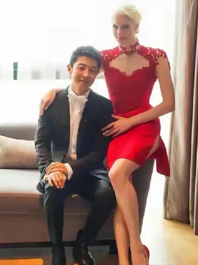 撒贝宁李白夫妻照