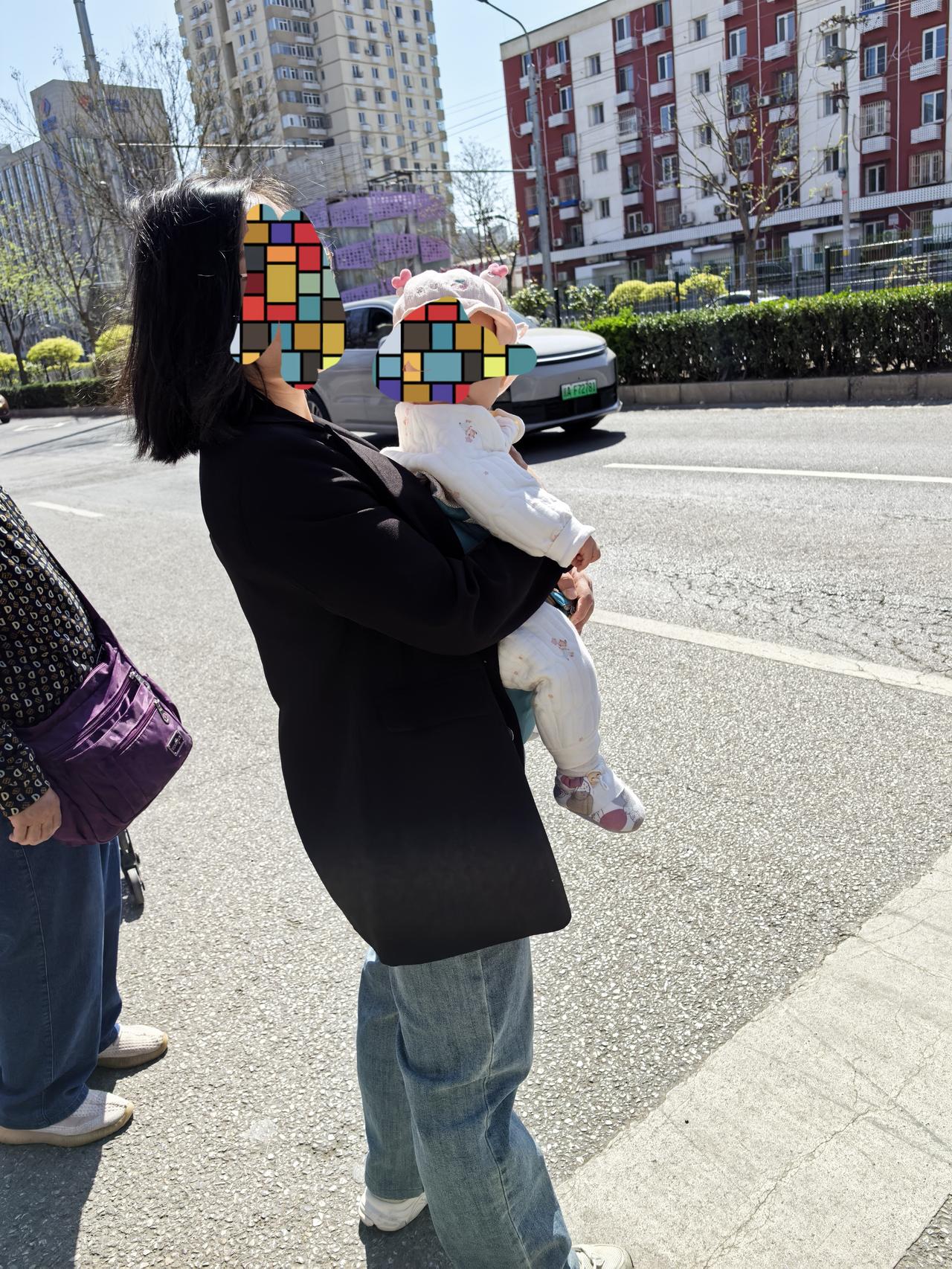 今天看到一个软软糯糯的小婴儿，巨可爱，就是被她妈妈抱着，把她妈妈的腰都累弯了，向