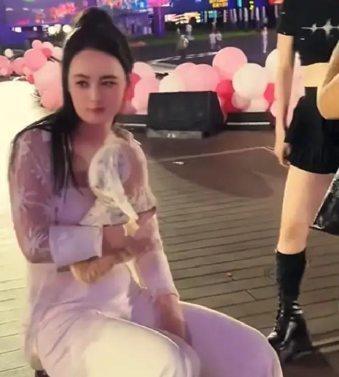 坐拥4700万粉丝的唐艺，差点就倒在了直播间里，这事儿很多人都不知道一场户外
