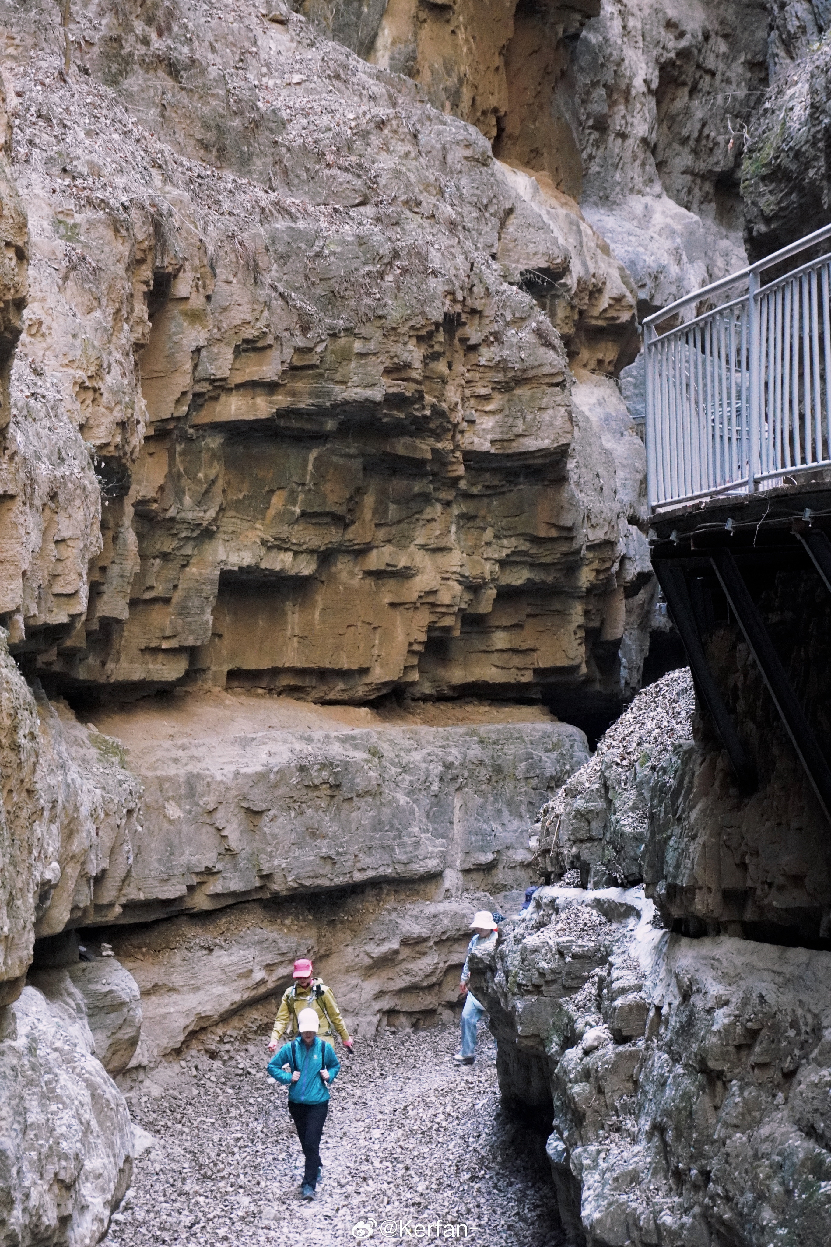 去的是峡谷，突然就爬了个山，还在山顶上野餐拍照，全然不知道接下来会发生什么[揣手