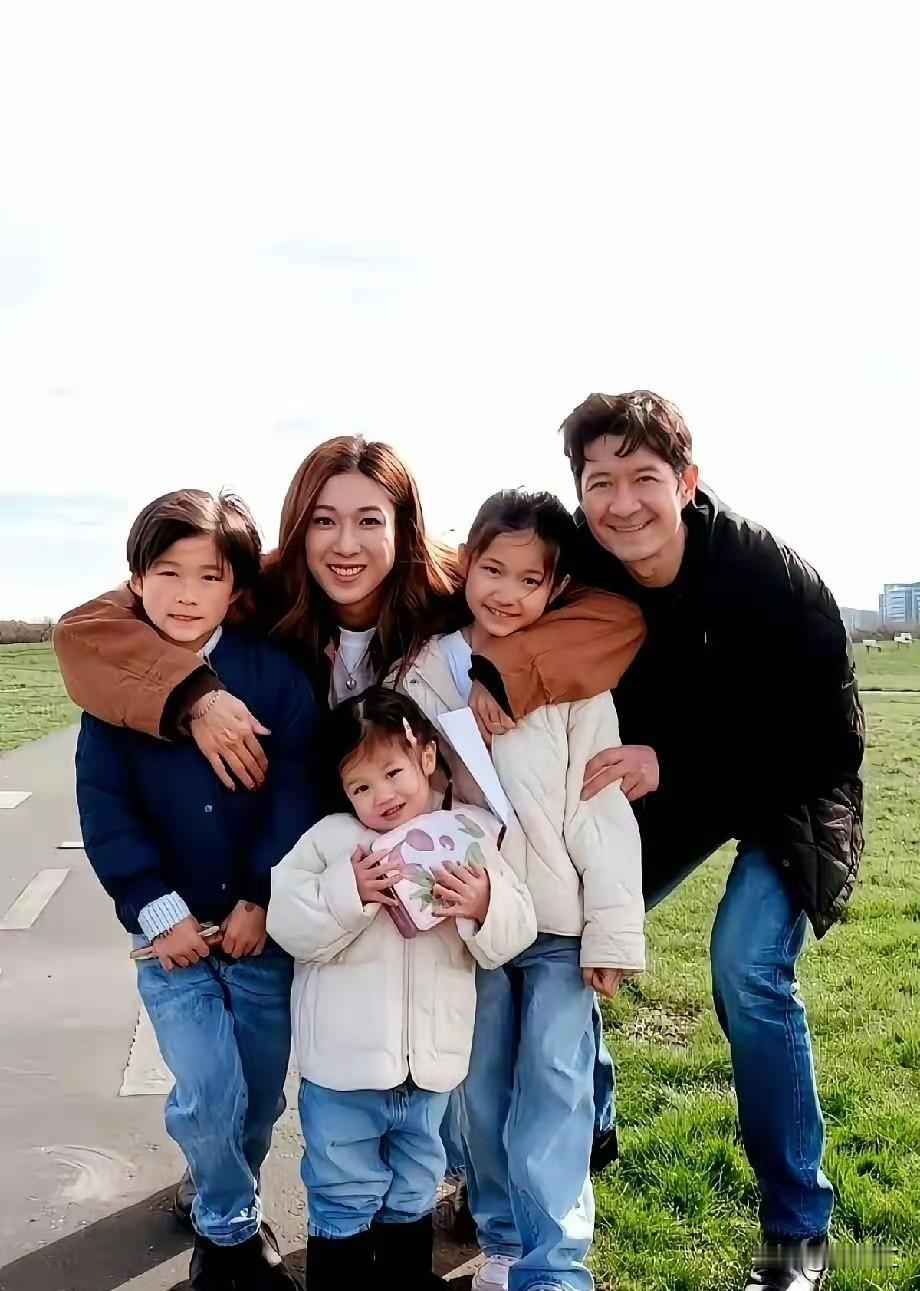 港媒曝钟嘉欣在加拿大起诉丈夫Jeremy，诉求重新分割财产、争夺三个孩子抚养权