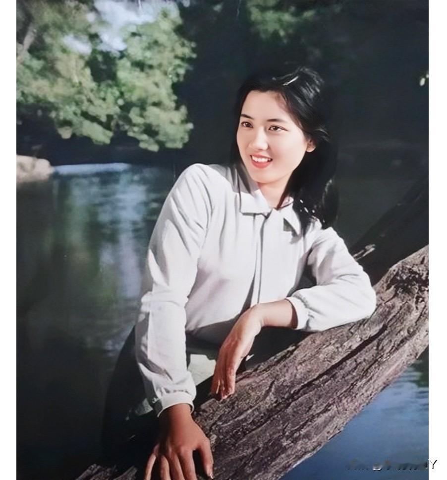 这才是上世纪80年代的第一美女，这才是她年轻时的真实貌相，都看看吧！那时候她真的