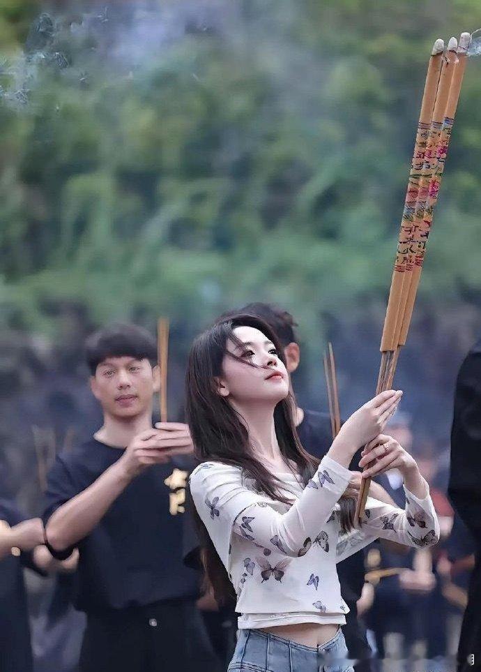陈瑶终于进剧组了，感觉她的身材真好好，一直看着她的脸忘记她的身高了，但是个子太高