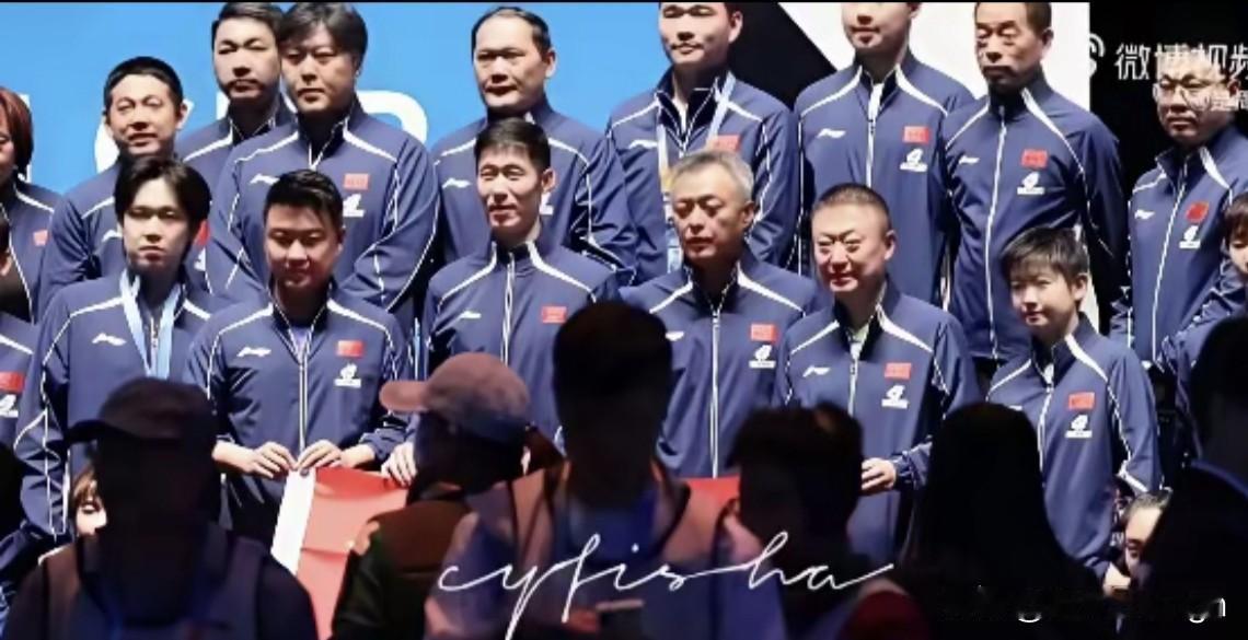 发现没有？国乒集体大合照的站位发生了很明显的变化。以前拍大合照的时候，都是男