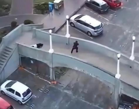 澳大利亚枪手犯了兵家大忌，选择在桥上居高临下射击，必死无疑。当年马谡就是这样死的