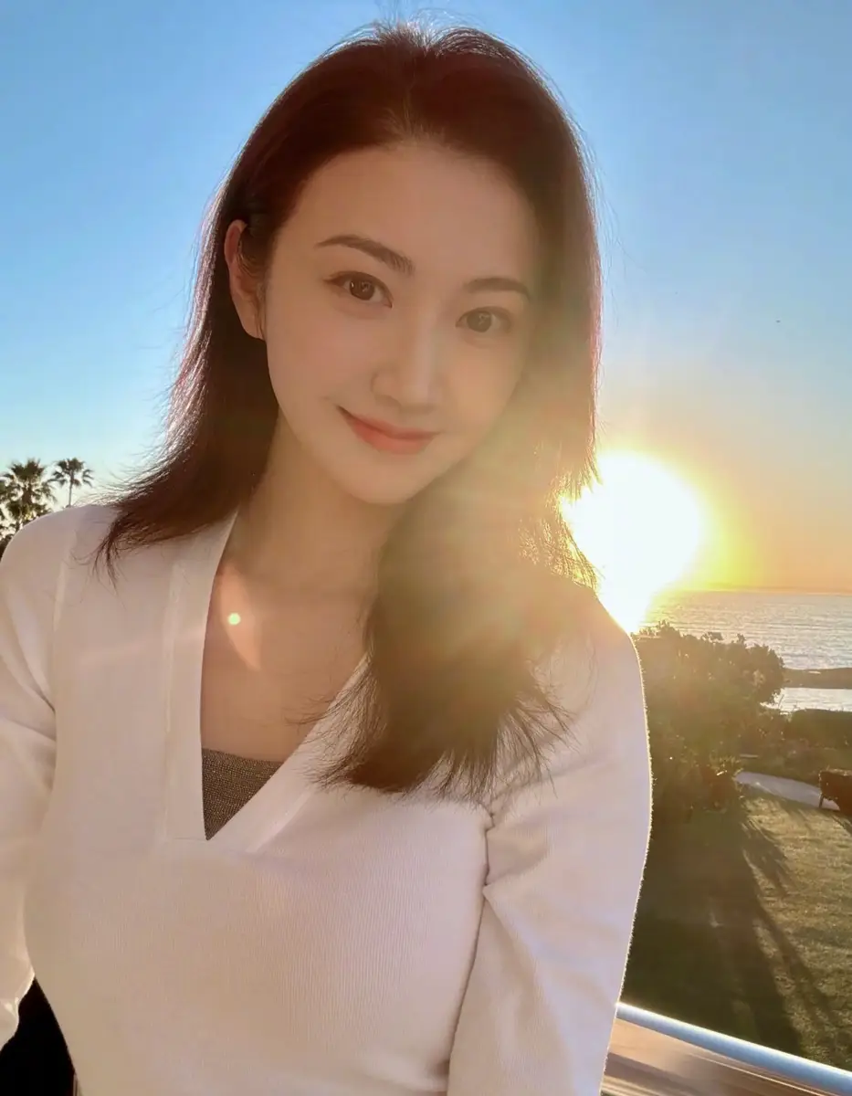 景甜分享生活随拍美照！披着霞光迎接朝阳绽放明媚笑容