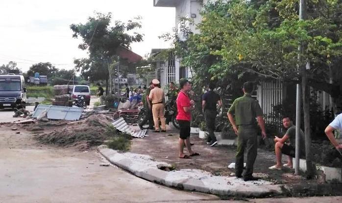 越南广宁省边境城市芒街，来自港口地和矿区的两个歹徒团伙的10余人携带AK枪、霰弹
