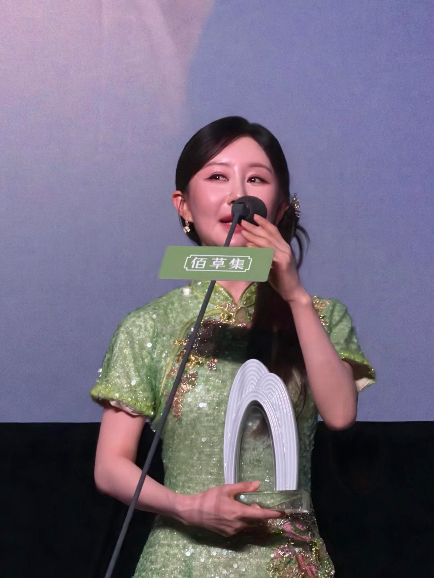 舒畅的脸咋变成这样了，我天…感觉各种医美套餐都来了一套…舒畅脸​​​
