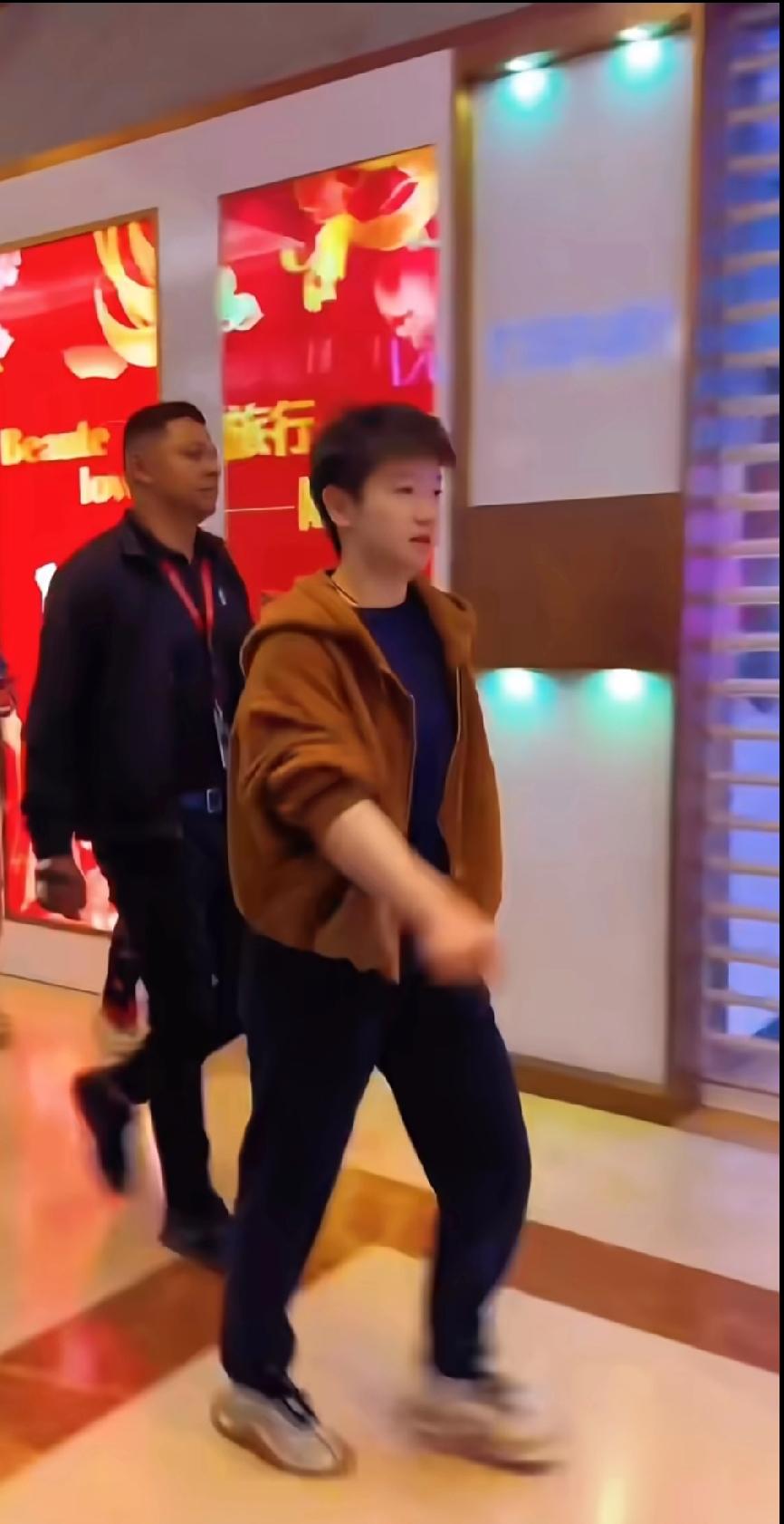 新加坡站封神名场面！莎莎这身棕黄造型帅萌飒拉满新加坡大满贯的路透也太绝了！