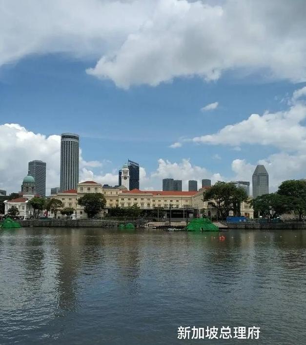 客观上讲，新加坡就是个把亲西方、亲日本刻进骨子里的“双面国家”！别被它天天