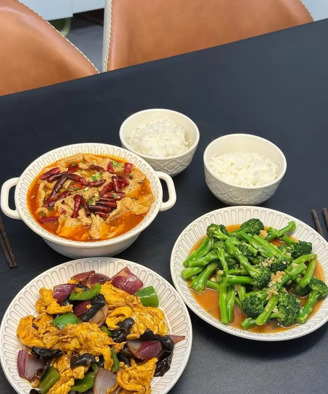 闺蜜两口子吵完架，拎着包来我家借宿。她进浴室十分钟，头发干着出来。我愣住：这