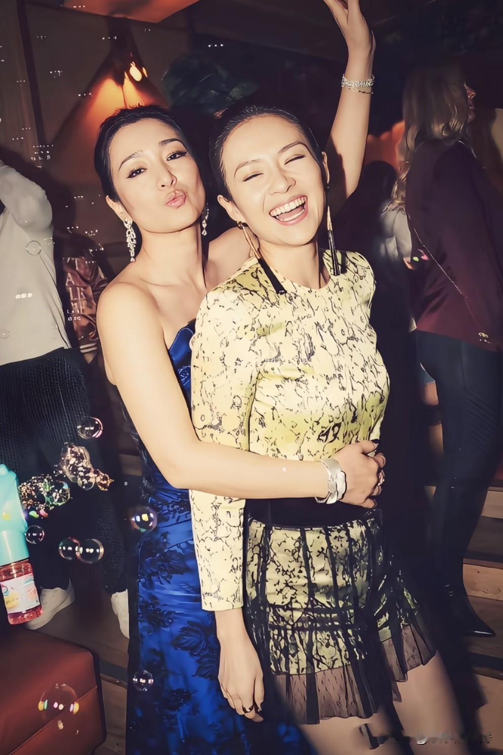 巩俐搂着章子怡，都说章子怡气质不输巩俐，“赚钱能力”也强！巩俐穿着蓝色连衣裙