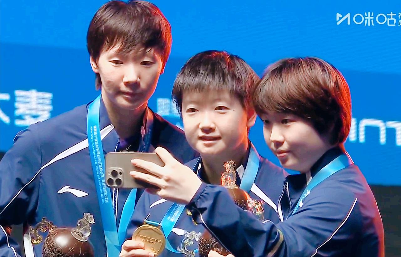 三面五星红旗升起的时候，才真正体会到，升国旗的比赛，我们都会全力以赴的意义