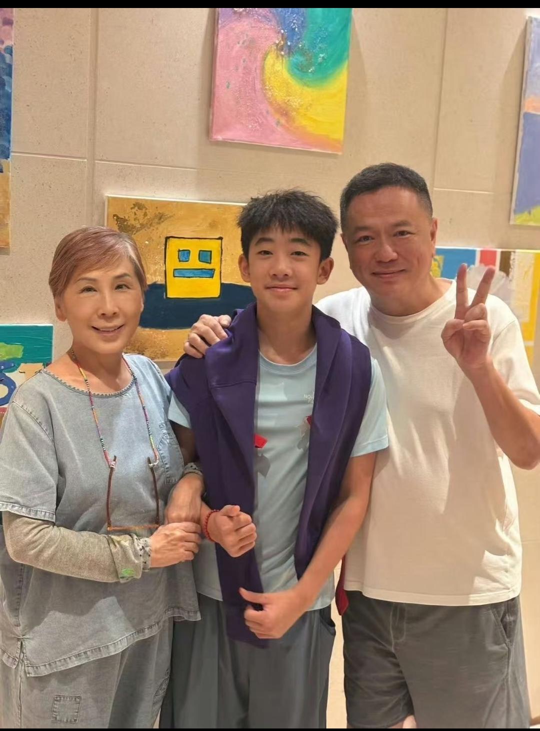 这应该就是独女的好处吧！山鸡哥家的老大出国留学，大哥家老丈人在孩子临走前又是拍