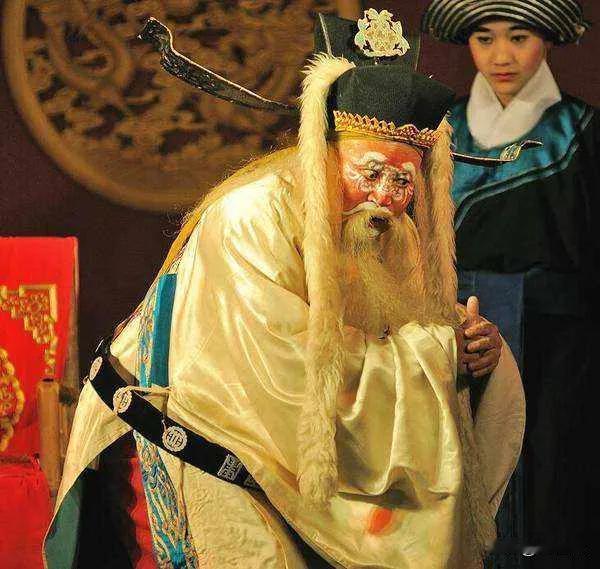 乾隆年间，有个进士参加殿试，他刚说完自自己的姓氏，没想到乾隆立刻愤怒地说道：“把