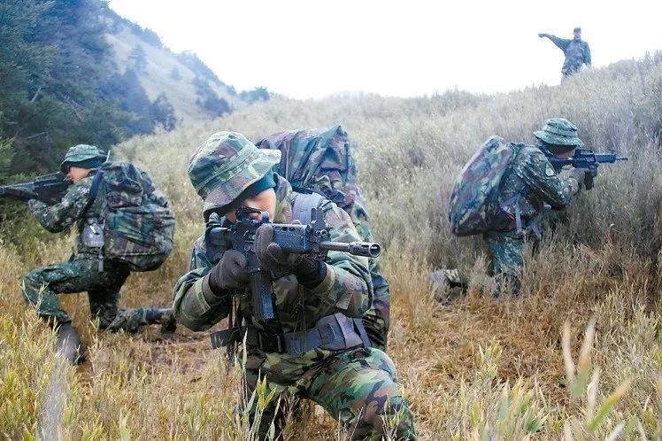 美国智库突然警告，在台美军应全部撤离，还喊话“没必要直接保台” 近日，一家与