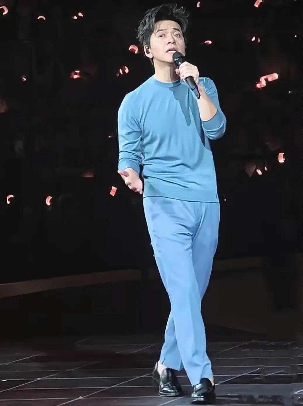 李健这身演出服穿的，如果用两个字形容，该怎么描述呢？记得，有一次李健演唱会，台下