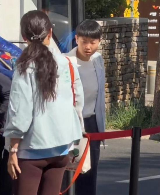 短头发的孙颖莎出现在首钢园，打破莎莎退赛传言，她为什么总盯着任姐看？我估计是任
