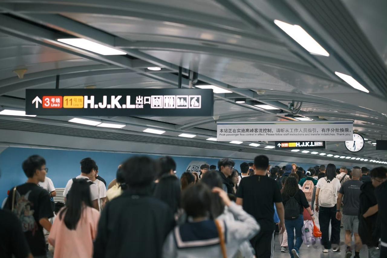 据广州地铁公布的客流数据：11月28日，线网总客流量为1127万人次。11月