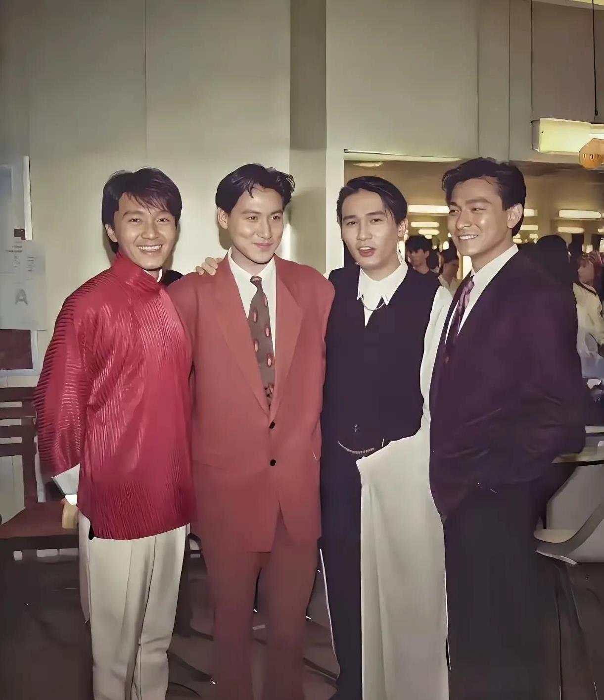 1、很多人“黑”成龙但“国际影响力”太大，黑不了2、很多人“黑”周润发但“