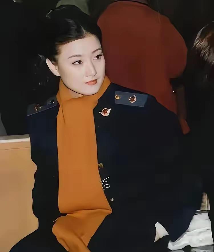 原海政文工团团长，身为国家一级演员，享有国务院特殊津贴与正军级待遇，该文艺团体已