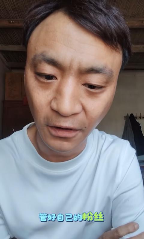 杨议的徒弟徐志航看起来有点可笑了，直接管郭德纲叫“师哥”，让郭德纲管管他的粉丝，