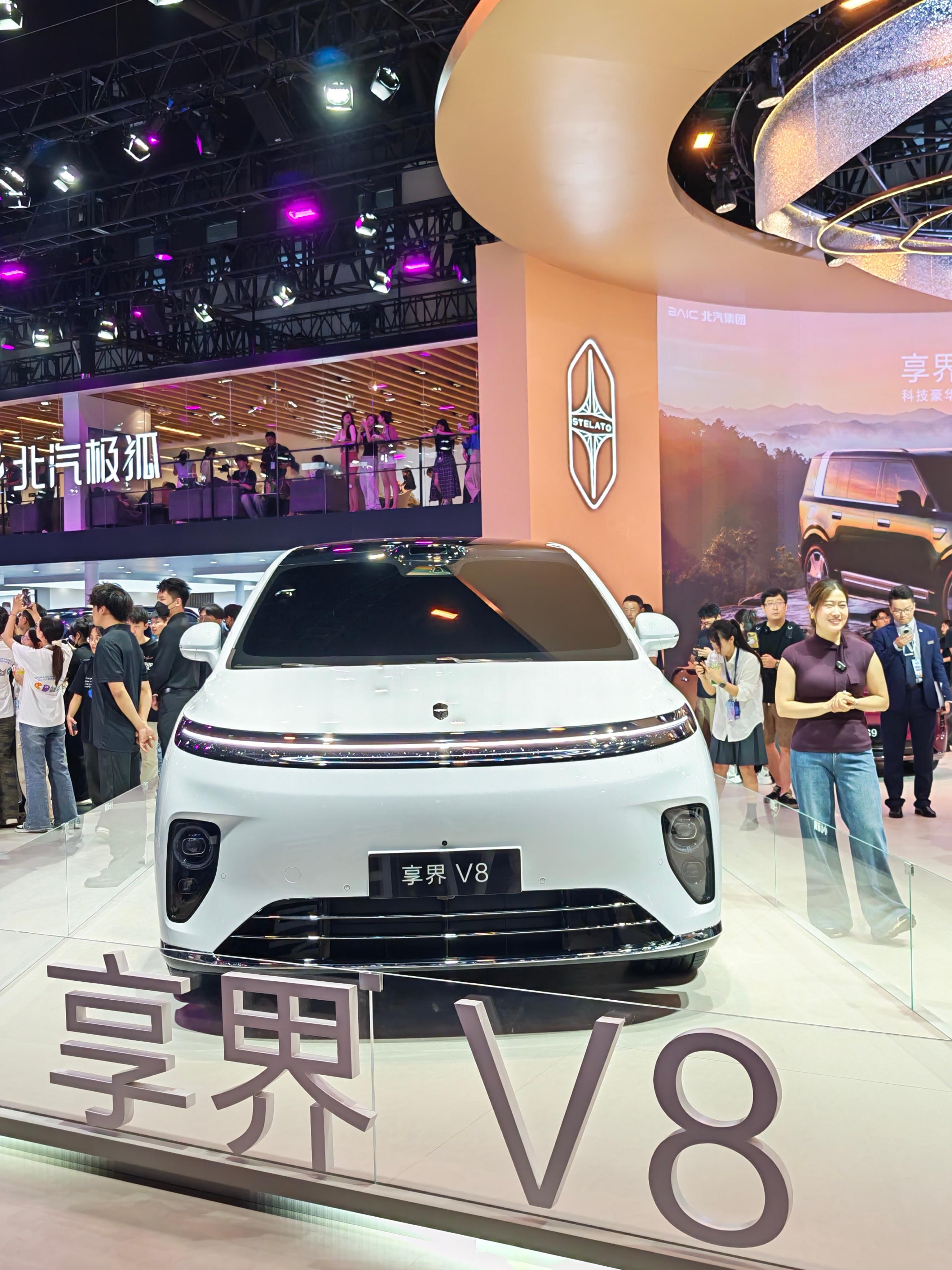 北汽展台也有独立的享界展区，来感受了一波人流。G9和V8简直明星车型，看的人很多