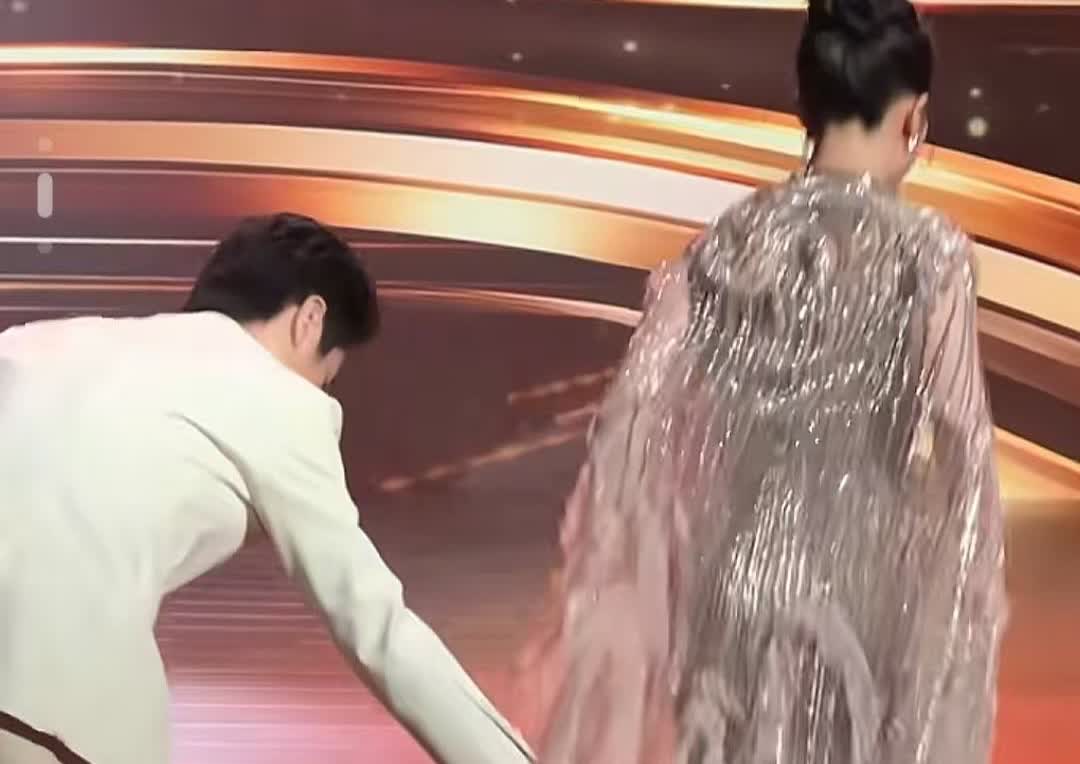陈晓都没为前妻陈妍希这般“卑躬屈膝”地提过裙子吧！昨天，女神刘亦菲领奖时裙子被卡