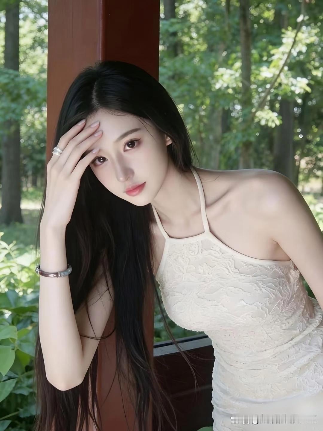 什么样的穿搭可以成为气质女神?森林中的优雅少女，轻抚发丝，感受自然的宁静与美好