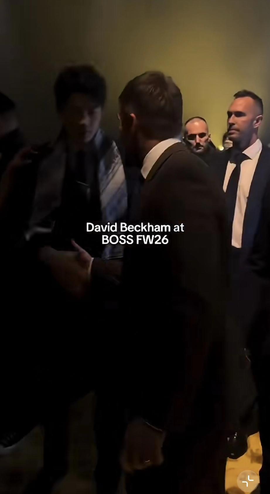 贝克汉姆主动握手汪顺，汪顺英语好流利!2月26日，汪顺现身米兰时装周，身高1