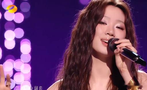 而单依纯这次参加《歌手》可以说出道即巅峰高开低走，前面两期节目，单依纯就展示了自