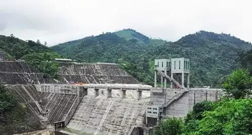 缅甸后悔停建水电站缅甸现在每天只能用三小时电，全国人民都