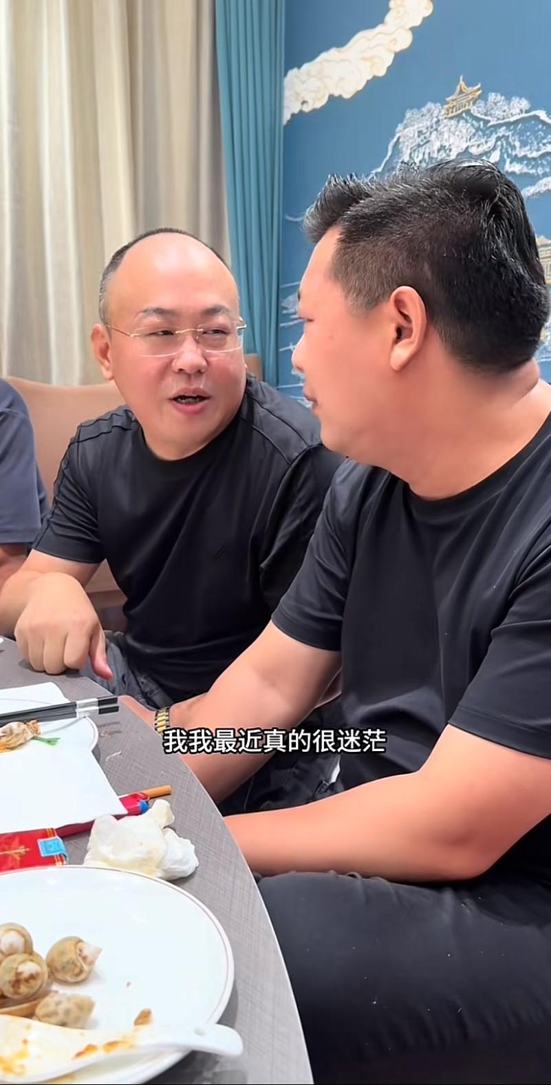 张大炮不长记性，抽着软中华，喝着五粮液，完全忘记自己是个病人了，正耐心听铁杆兄弟