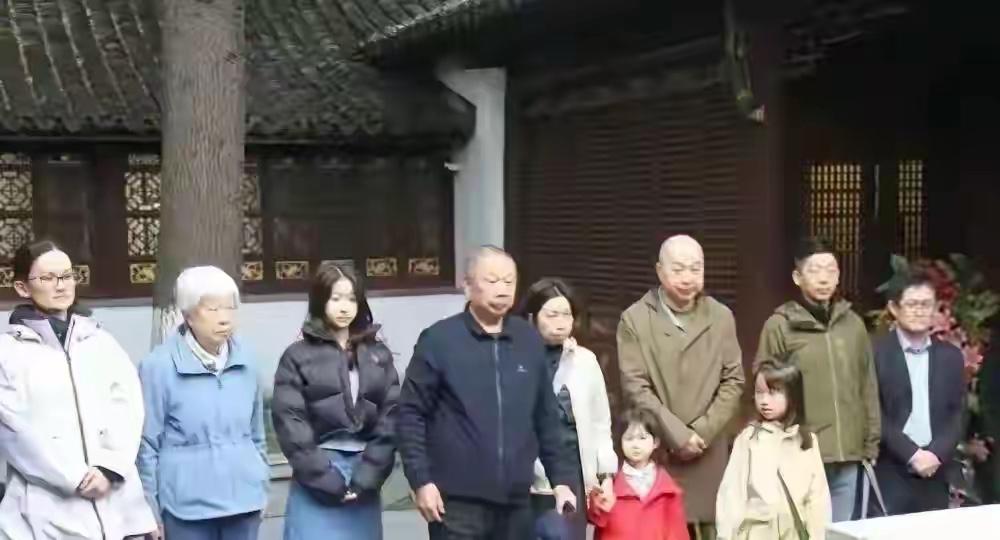 2023年清明时节，粟裕大将长子粟戎生带领全家四代晚辈，前往粟裕与夫人楚青的合葬