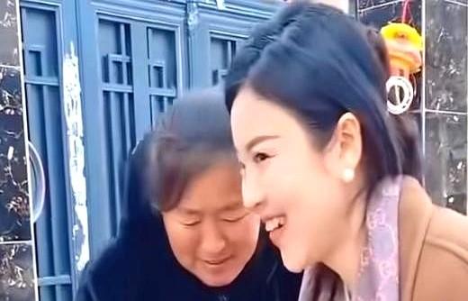 大衣哥家这温馨画面，评论区都看羡慕了！陈萌妈妈提着精心挑的礼物，特意来看大衣