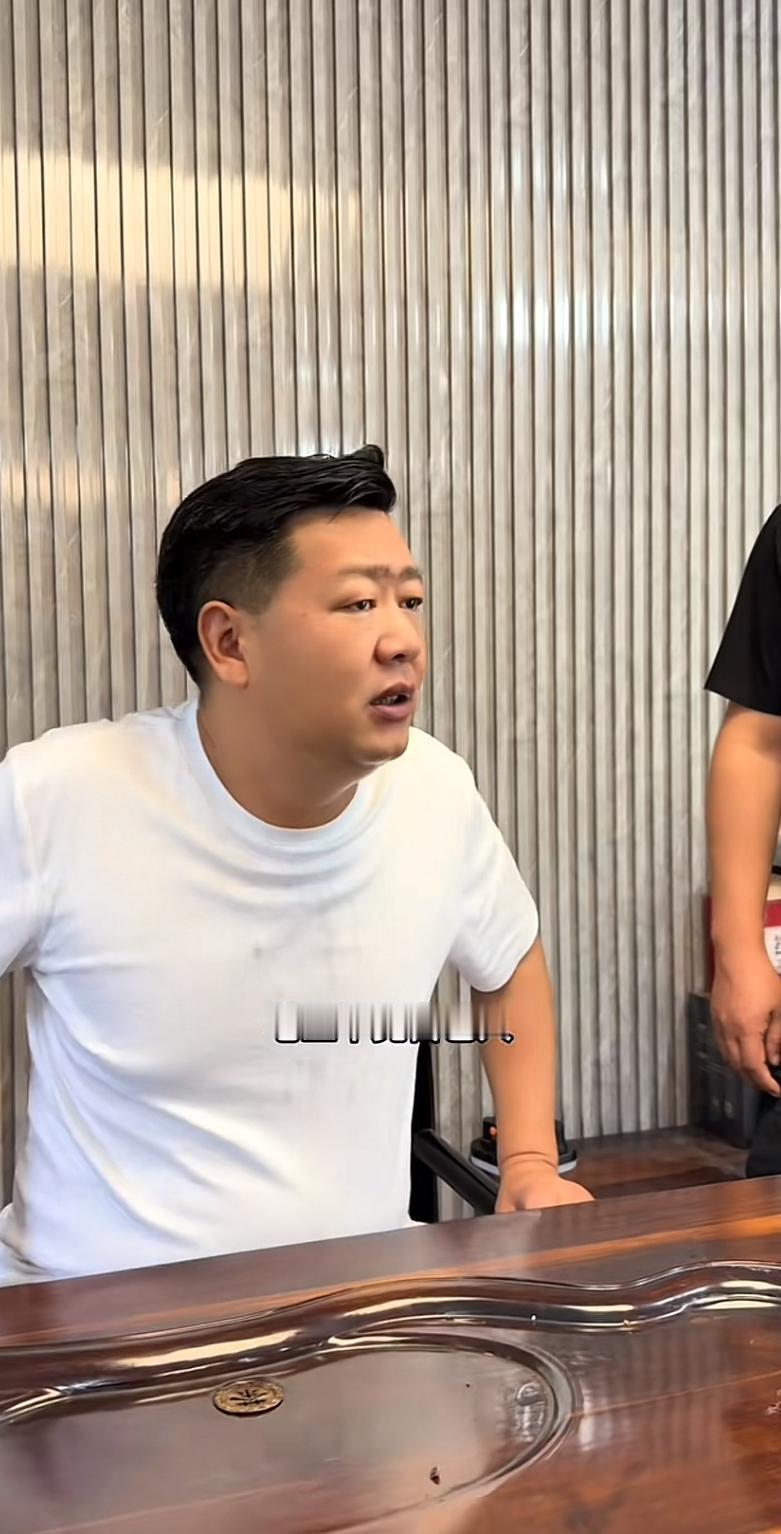 张大炮，被别人摘了桃子，他也是敢怒不敢言。毕竟奈斯王是他的老师。今天他跟手下
