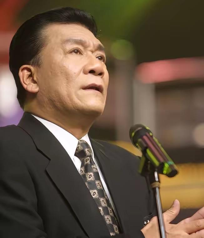 侯耀文的感情过往：弃发妻、恋韦唯再娶袁茵，终究少了份担当1986年，侯耀文为