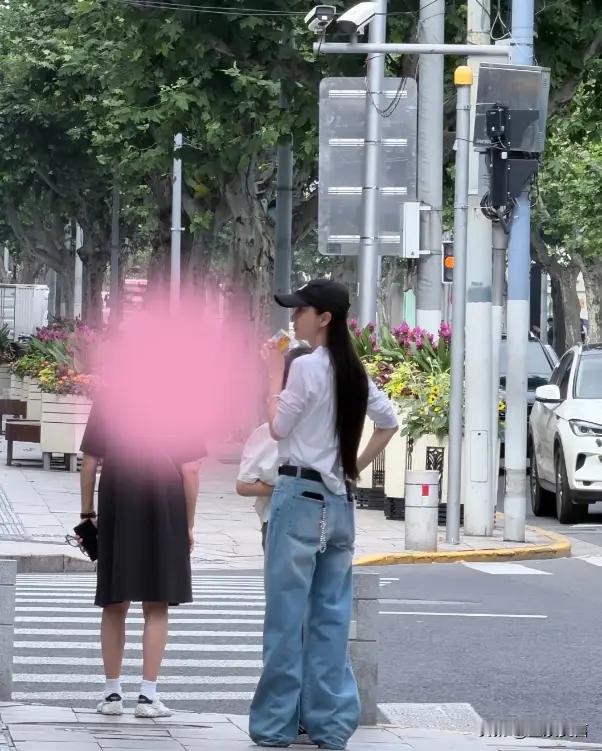 上海偶遇Angelababy，裤子拖地A4腰抢镜，小海绵已长到妈妈下巴