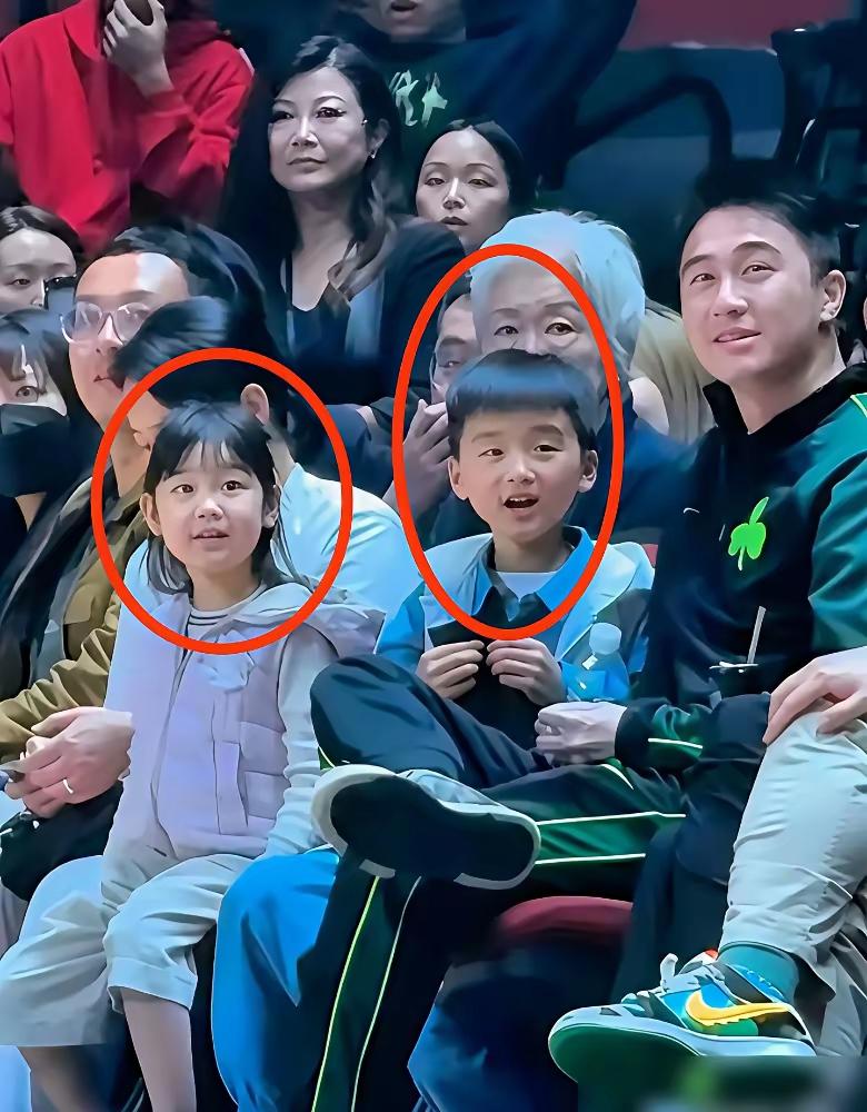 奚梦瑶刚生完儿子那晚，盯着襁褓里皱巴巴的小脸看了三秒，突然抬头喊何猷君，声音还有