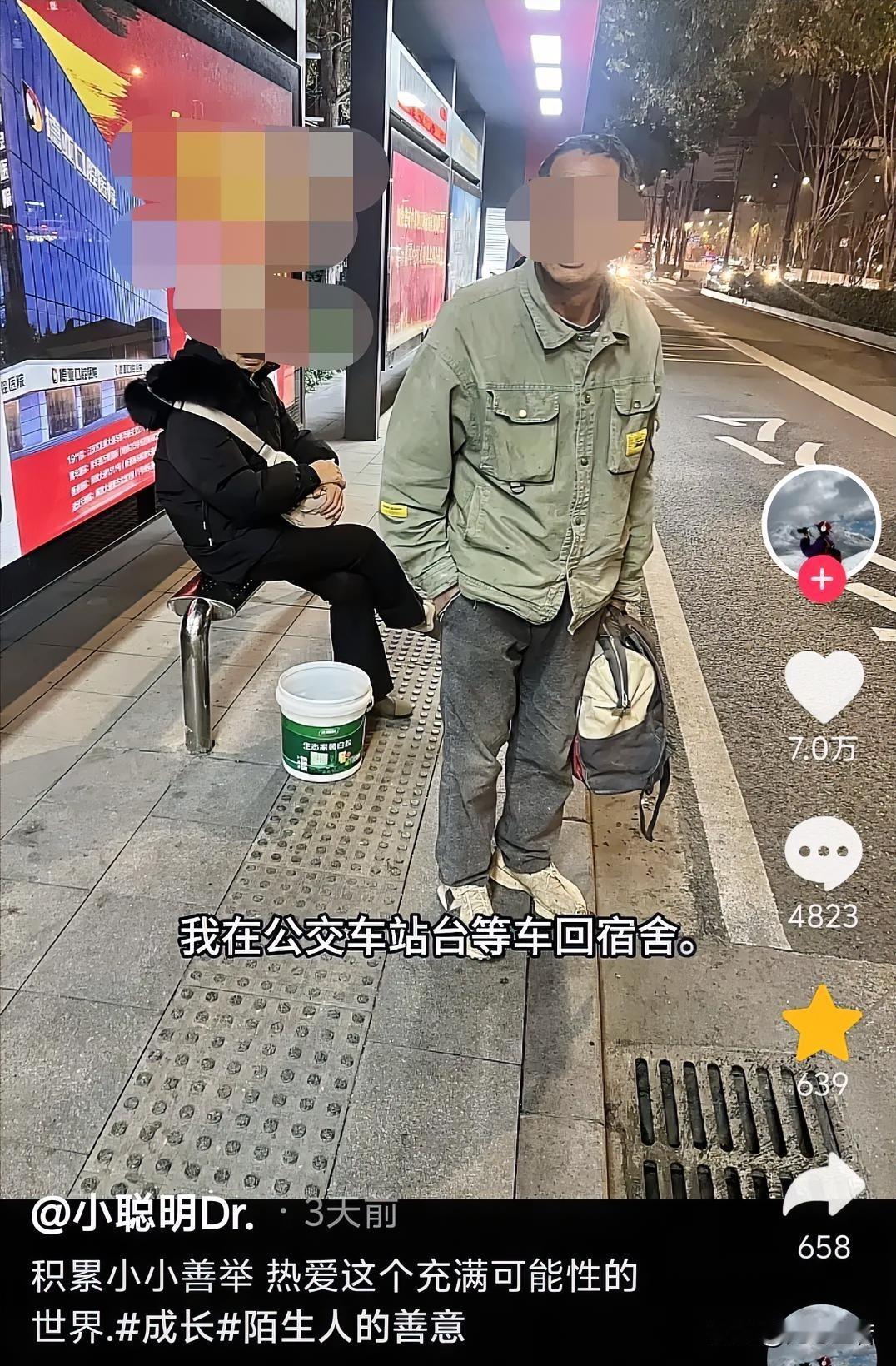 近日，湖北武汉，一名小姑娘看完日落后，正在公交站等车回宿舍。这时候过来一位大叔，