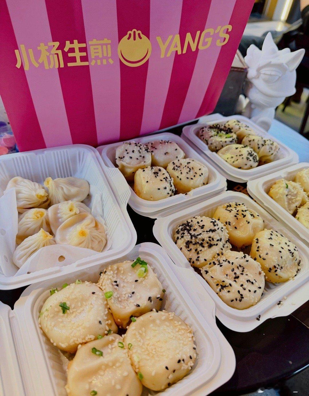 小杨生煎可是很有名的上海小吃呀，好多人特意专程去买。上海青浦小杨生煎门店曝出食品安全风波，顾客就餐时