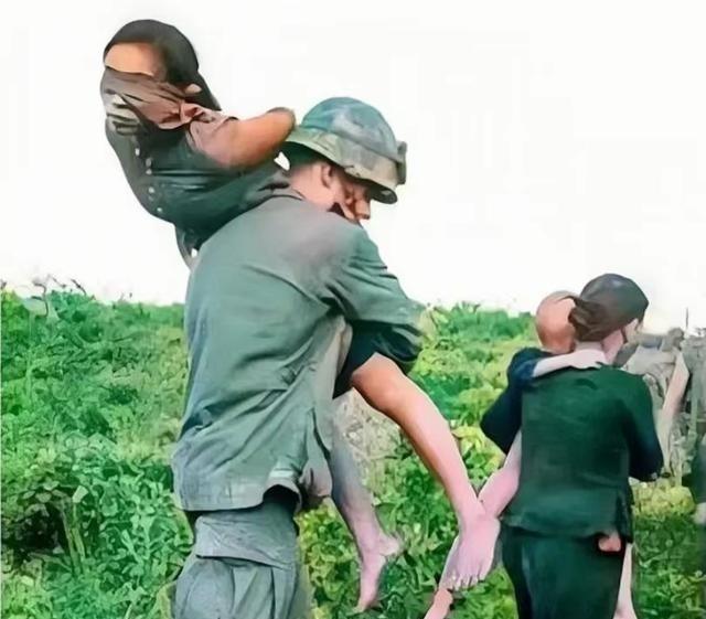 1979年，我军活捉6名越南女兵，可没想到的是，她们第一时间不是求饶，而是脱起了