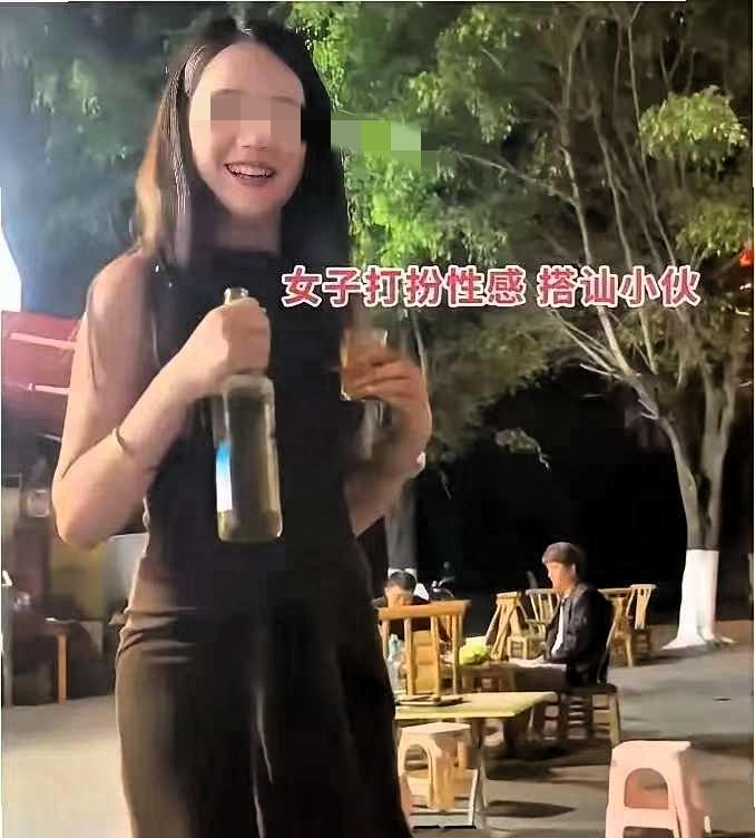 山东一男子下班后独自在烧烤店吃烤串喝啤酒，正当他一边刷手机一边小嘬的时候，突然有