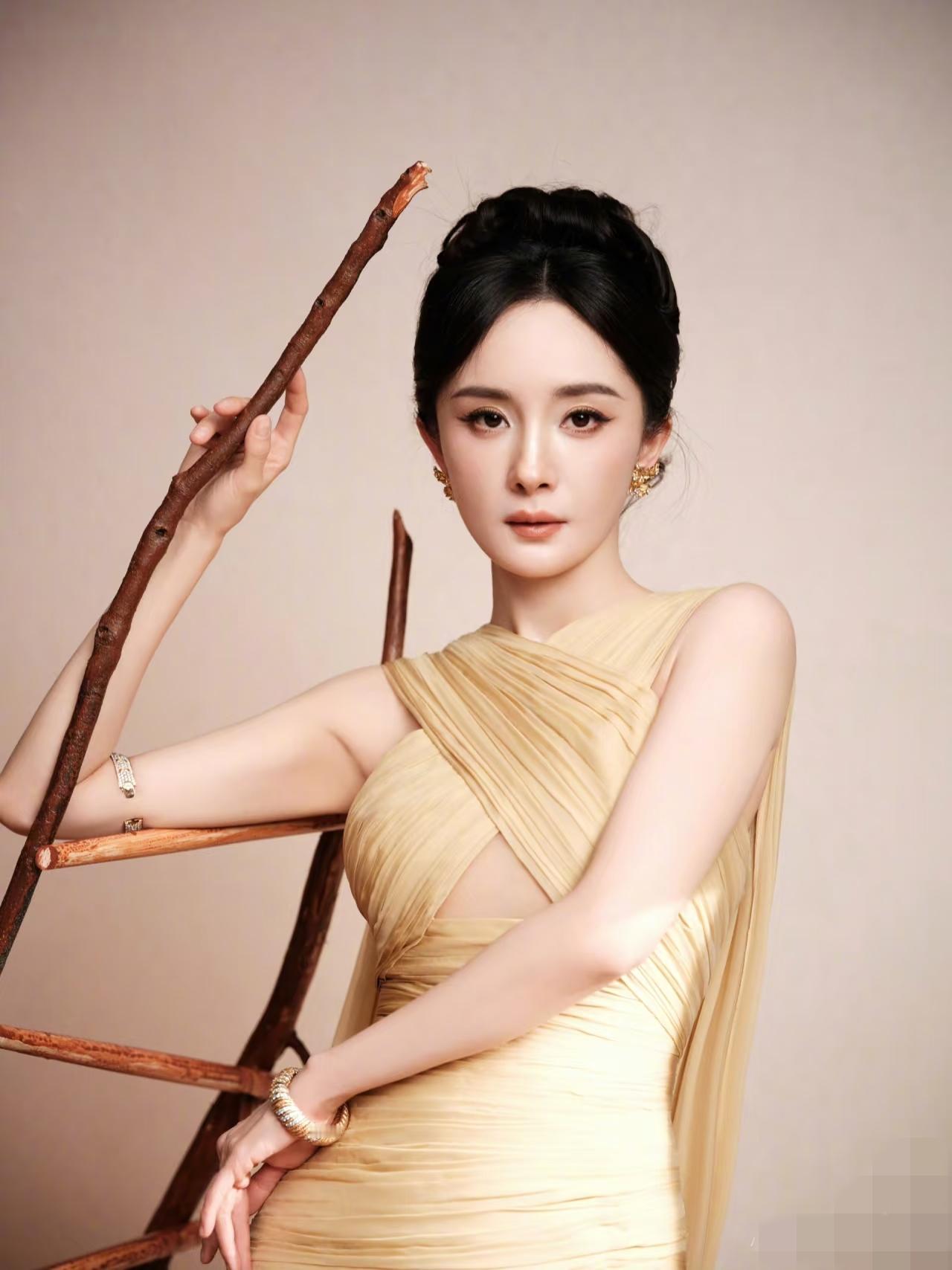 我真的是服了，到底是谁提出让杨幂上综艺的啊？她在爱奇艺尖叫之夜，真的是颠覆了