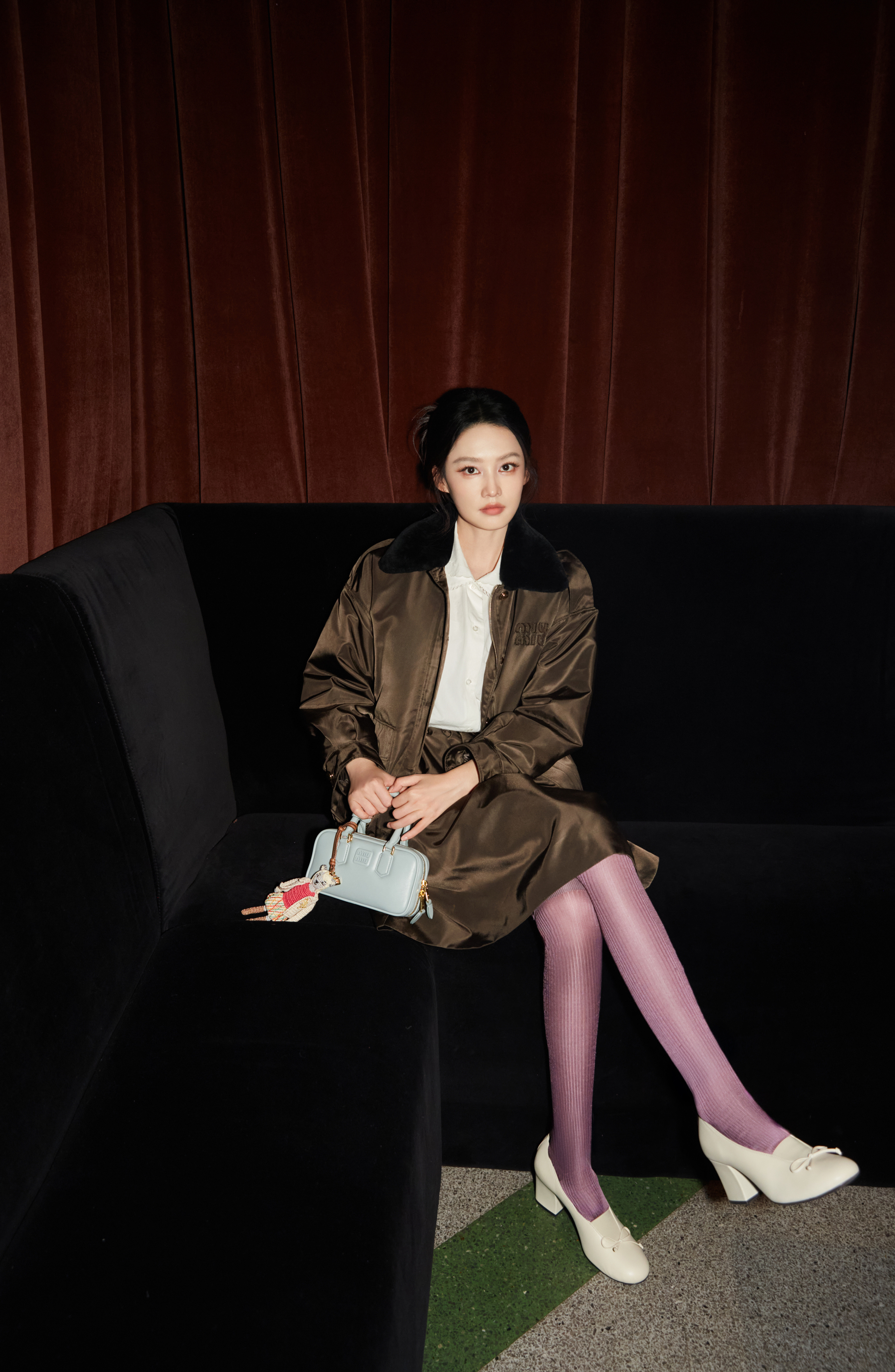 李沁乌镇戏剧节好松弛李沁沁美人儿白色连衣裙棕色坡跟高跟鞋紫色裤袜配白色高跟